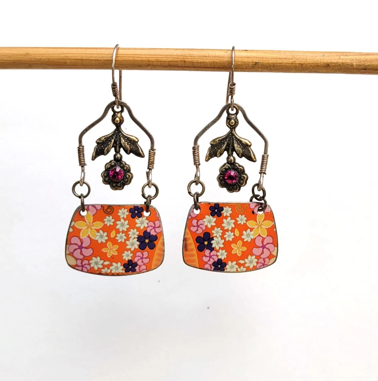 Vintage boho retrostijl oorbellen met gerecycleerde metalen bedels – photo 2